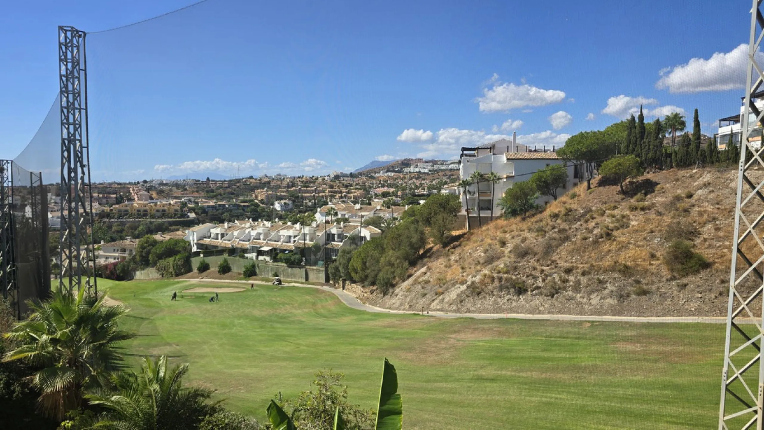 JUST REDUCED .LUXURY GROUND FLOOR GATED COMMUNITY. FRONT LINE GOLF. 2 BED 2 BATH APARTMENT MIRAFLORES. € 299,950 WITH EXISTING TOURIST LICENCE.