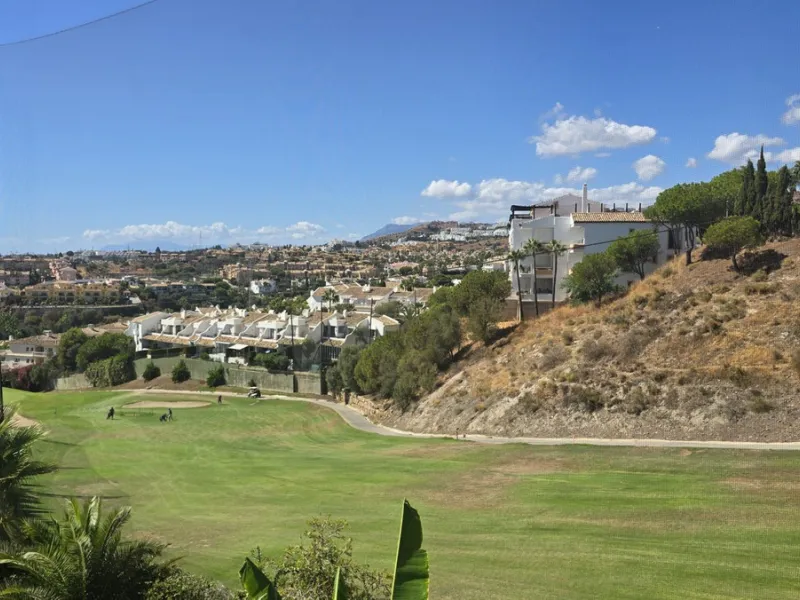 JUST REDUCED .LUXURY GROUND FLOOR GATED COMMUNITY. FRONT LINE GOLF. 2 BED 2 BATH APARTMENT MIRAFLORES. € 299,950 WITH EXISTING TOURIST LICENCE.