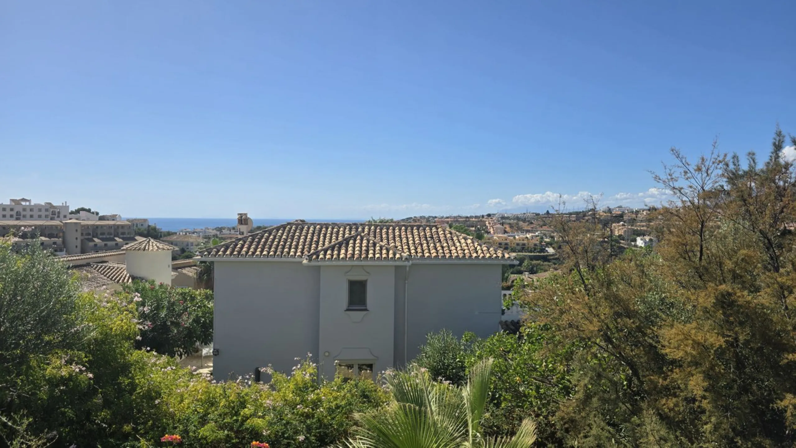 JUST REDUCED .LUXURY GROUND FLOOR GATED COMMUNITY. FRONT LINE GOLF. 2 BED 2 BATH APARTMENT MIRAFLORES. € 299,950 WITH EXISTING TOURIST LICENCE.
