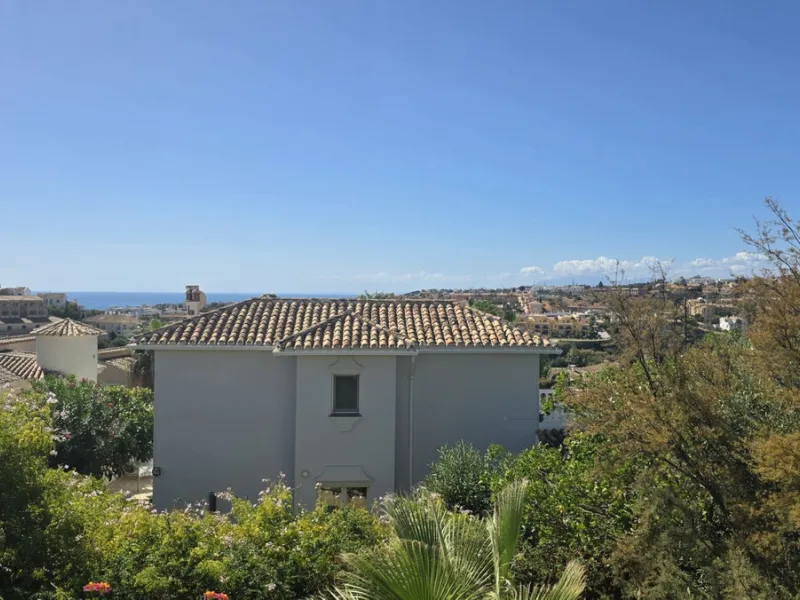 JUST REDUCED .LUXURY GROUND FLOOR GATED COMMUNITY. FRONT LINE GOLF. 2 BED 2 BATH APARTMENT MIRAFLORES. € 299,950 WITH EXISTING TOURIST LICENCE.