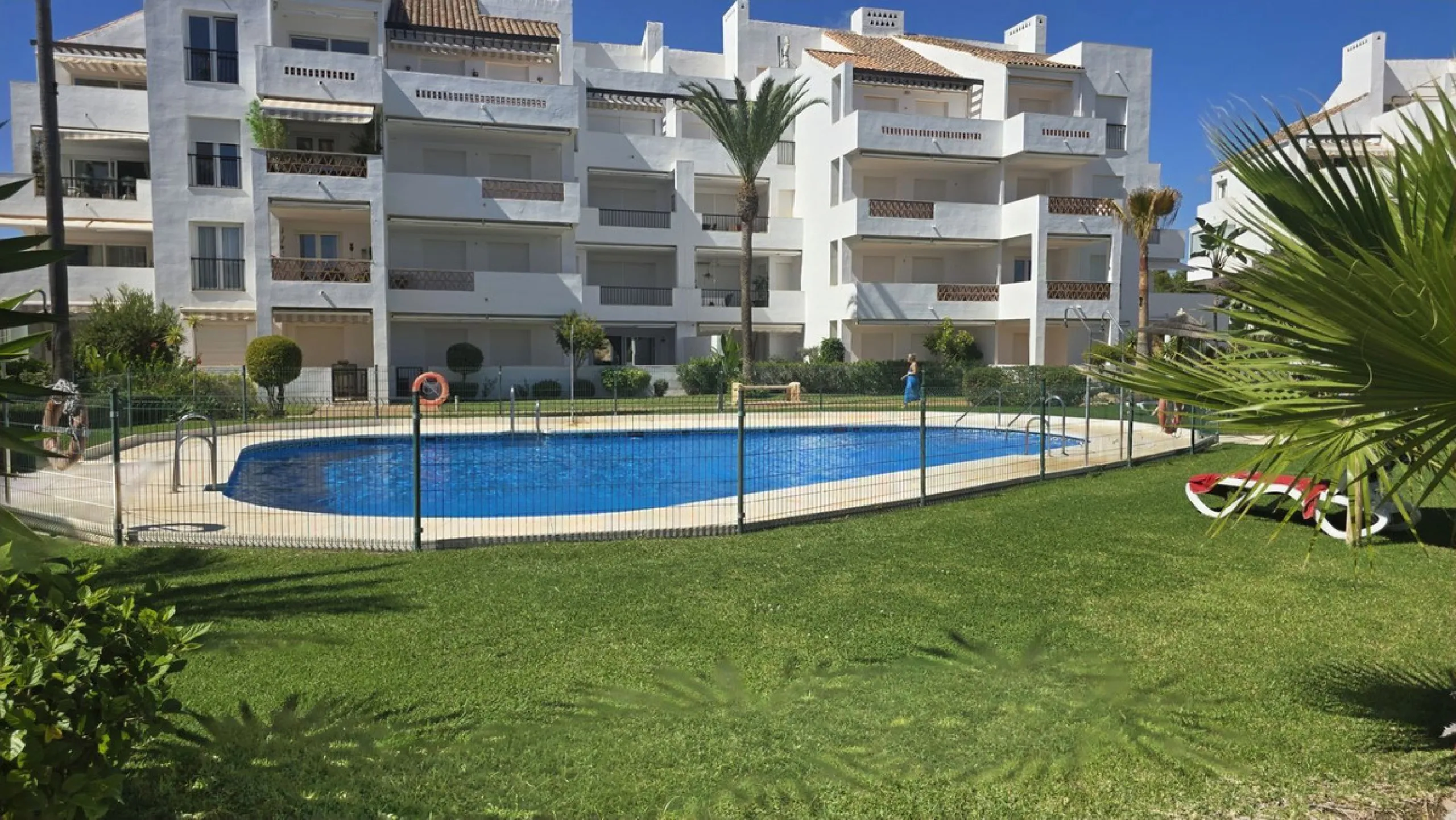 JUST REDUCED .LUXURY GROUND FLOOR GATED COMMUNITY. FRONT LINE GOLF. 2 BED 2 BATH APARTMENT MIRAFLORES. € 299,950 WITH EXISTING TOURIST LICENCE.