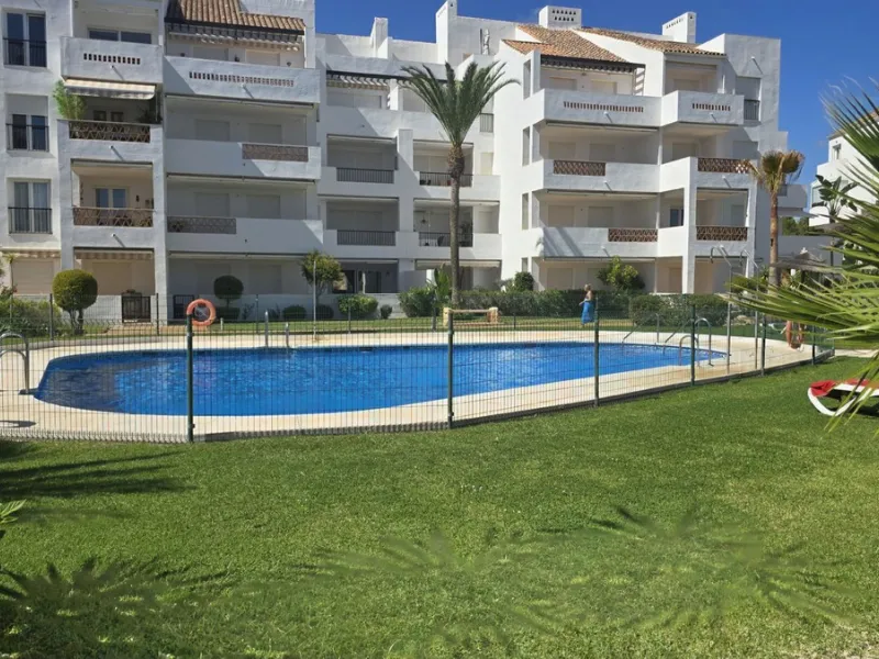 JUST REDUCED .LUXURY GROUND FLOOR GATED COMMUNITY. FRONT LINE GOLF. 2 BED 2 BATH APARTMENT MIRAFLORES. € 299,950 WITH EXISTING TOURIST LICENCE.