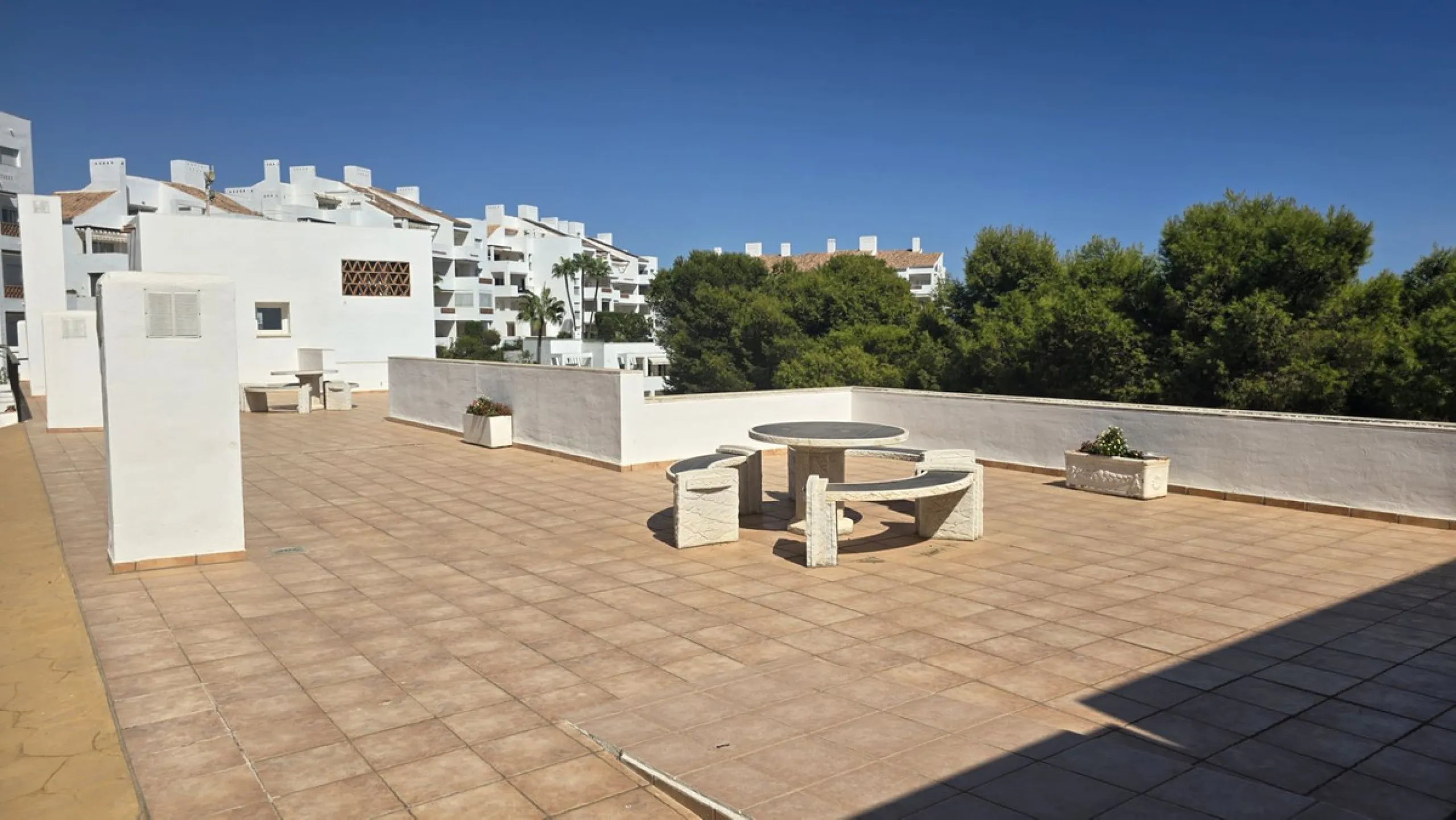 JUST REDUCED .LUXURY GROUND FLOOR GATED COMMUNITY. FRONT LINE GOLF. 2 BED 2 BATH APARTMENT MIRAFLORES. € 299,950 WITH EXISTING TOURIST LICENCE.