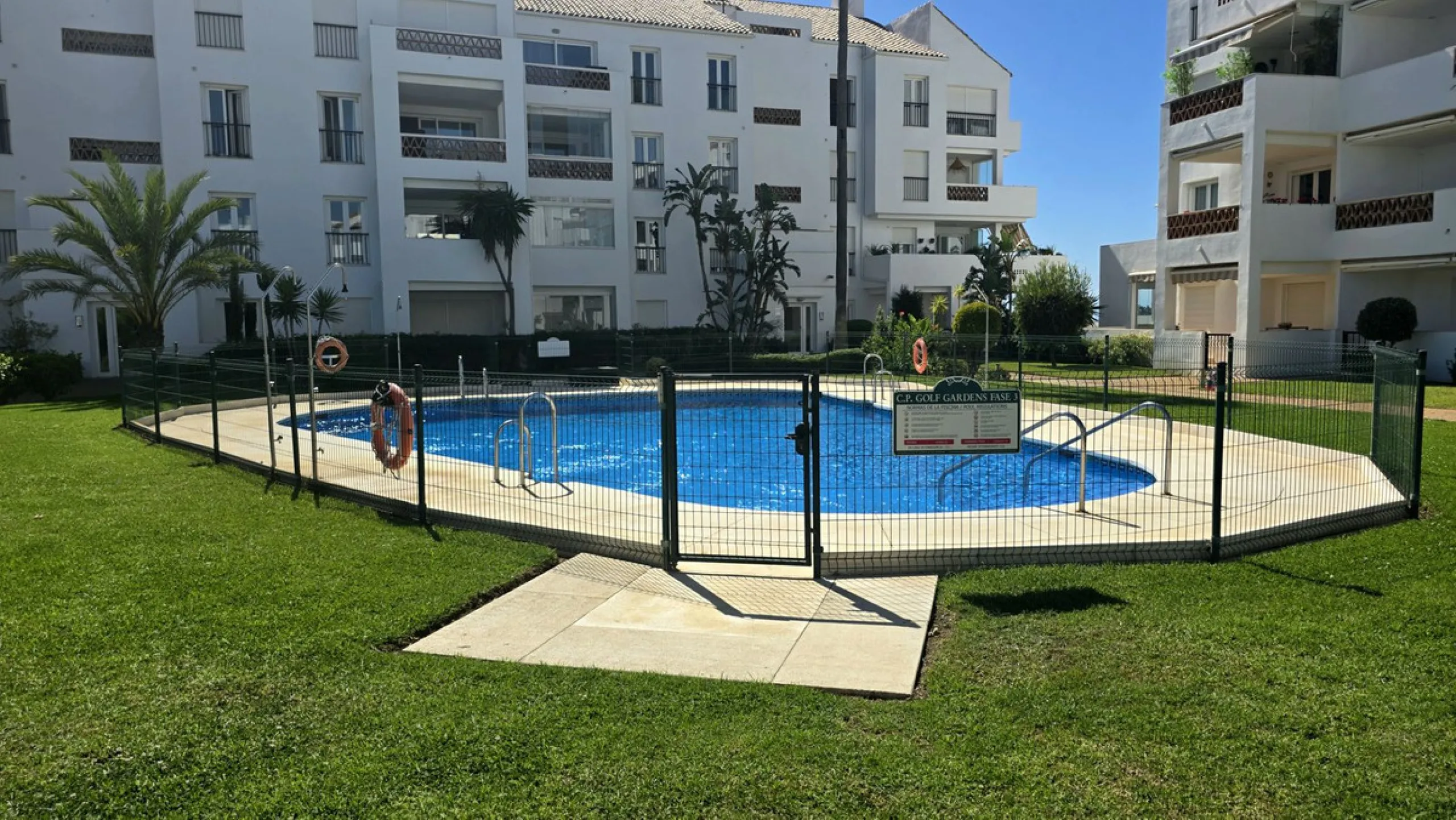 JUST REDUCED .LUXURY GROUND FLOOR GATED COMMUNITY. FRONT LINE GOLF. 2 BED 2 BATH APARTMENT MIRAFLORES. € 299,950 WITH EXISTING TOURIST LICENCE.