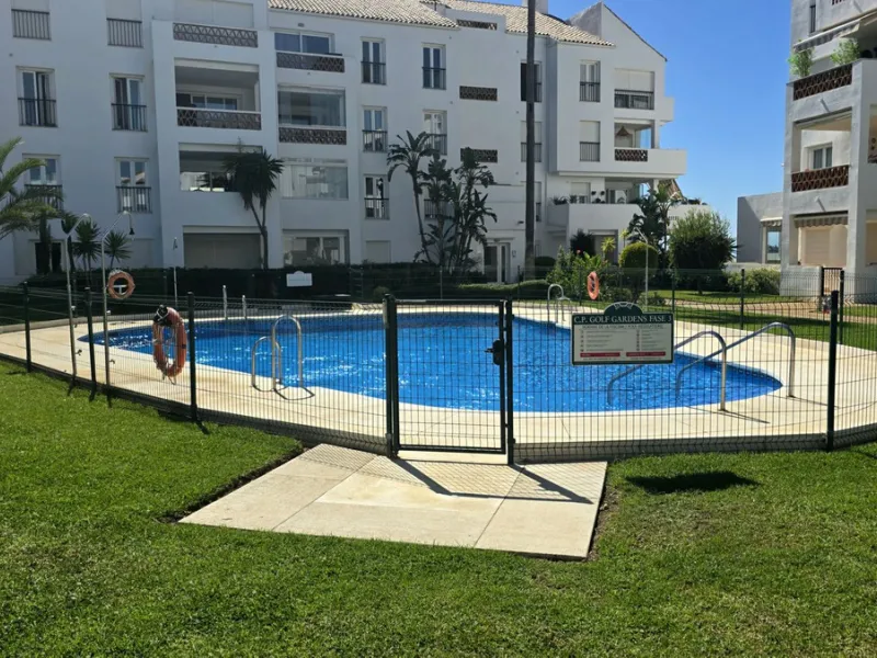 JUST REDUCED .LUXURY GROUND FLOOR GATED COMMUNITY. FRONT LINE GOLF. 2 BED 2 BATH APARTMENT MIRAFLORES. € 299,950 WITH EXISTING TOURIST LICENCE.