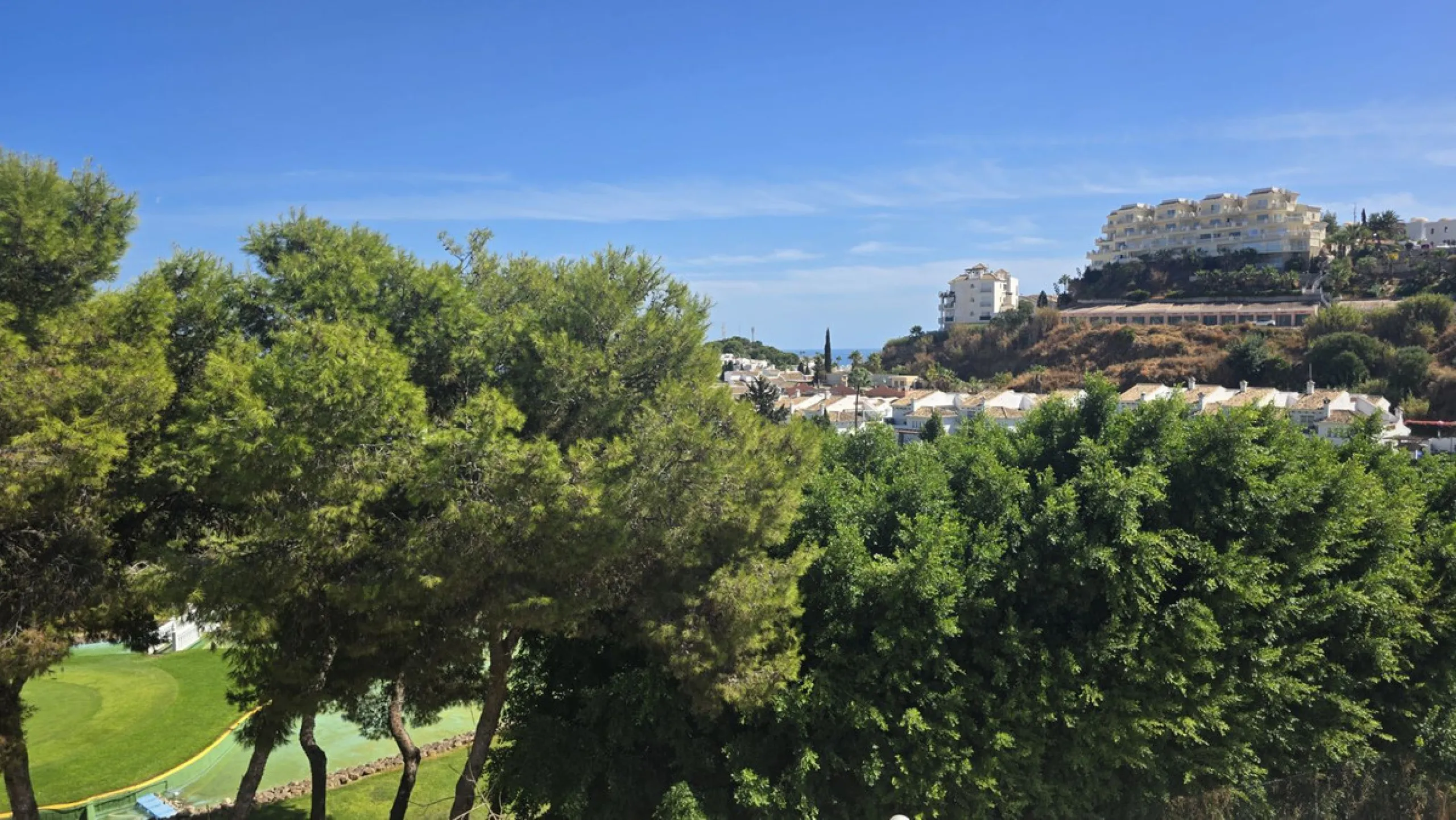 JUST REDUCED .LUXURY GROUND FLOOR GATED COMMUNITY. FRONT LINE GOLF. 2 BED 2 BATH APARTMENT MIRAFLORES. € 299,950 WITH EXISTING TOURIST LICENCE.