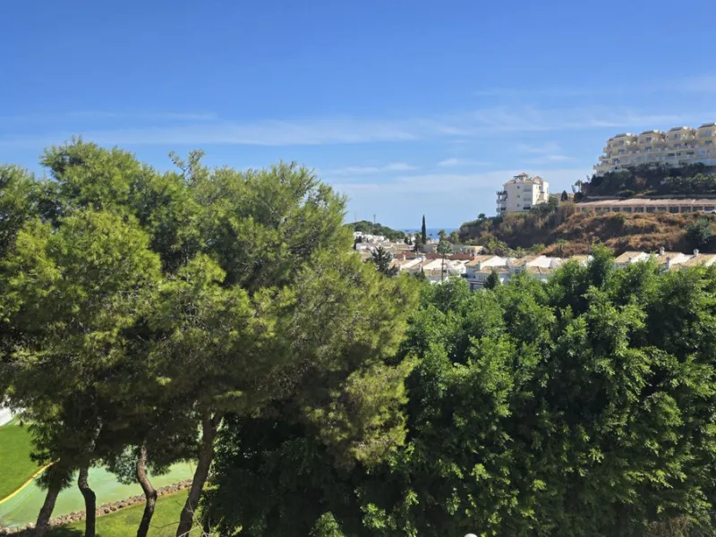 JUST REDUCED .LUXURY GROUND FLOOR GATED COMMUNITY. FRONT LINE GOLF. 2 BED 2 BATH APARTMENT MIRAFLORES. € 299,950 WITH EXISTING TOURIST LICENCE.