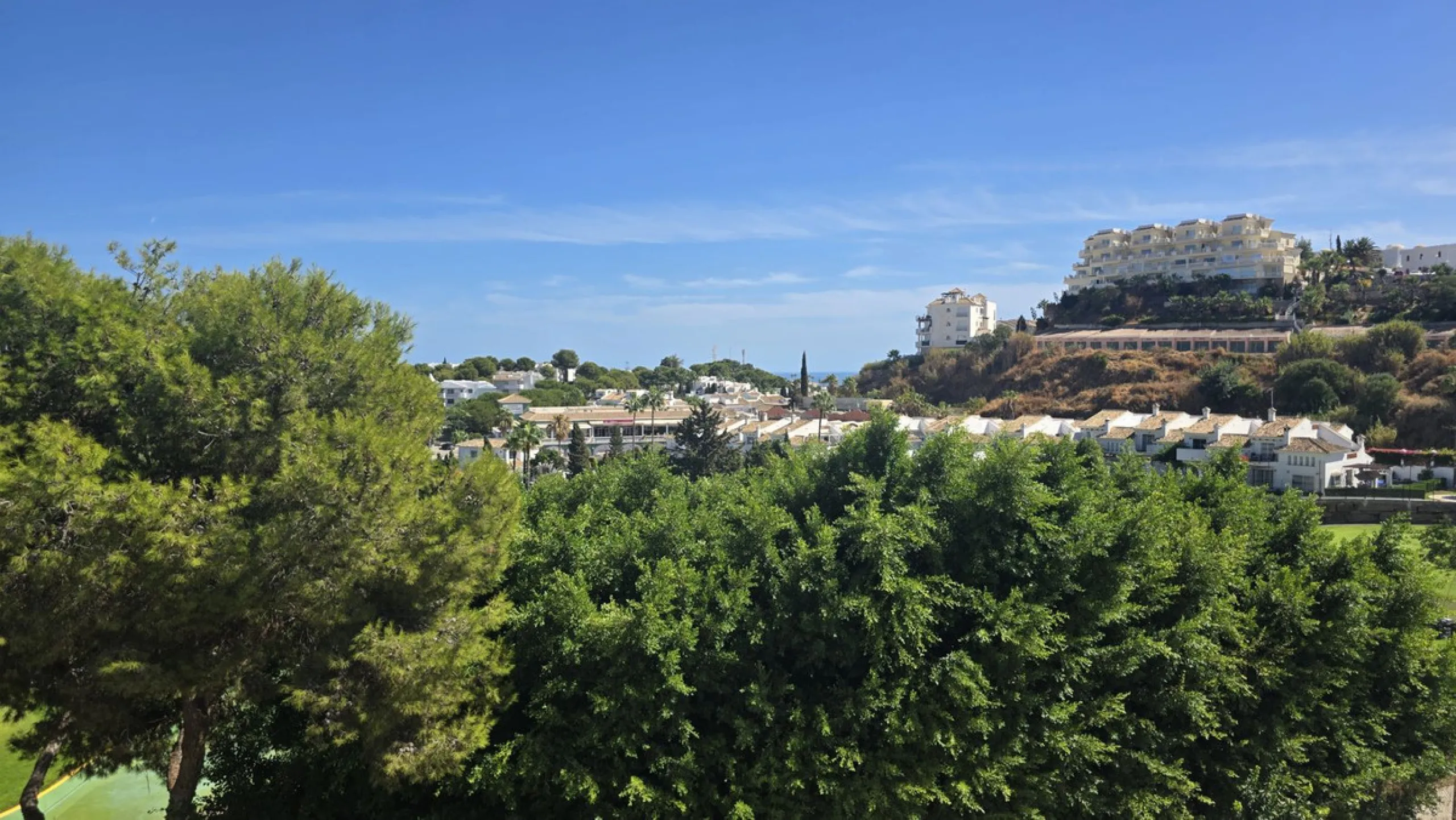 JUST REDUCED .LUXURY GROUND FLOOR GATED COMMUNITY. FRONT LINE GOLF. 2 BED 2 BATH APARTMENT MIRAFLORES. € 299,950 WITH EXISTING TOURIST LICENCE.