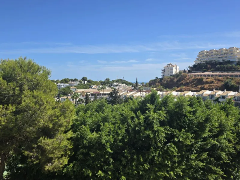 JUST REDUCED .LUXURY GROUND FLOOR GATED COMMUNITY. FRONT LINE GOLF. 2 BED 2 BATH APARTMENT MIRAFLORES. € 299,950 WITH EXISTING TOURIST LICENCE.