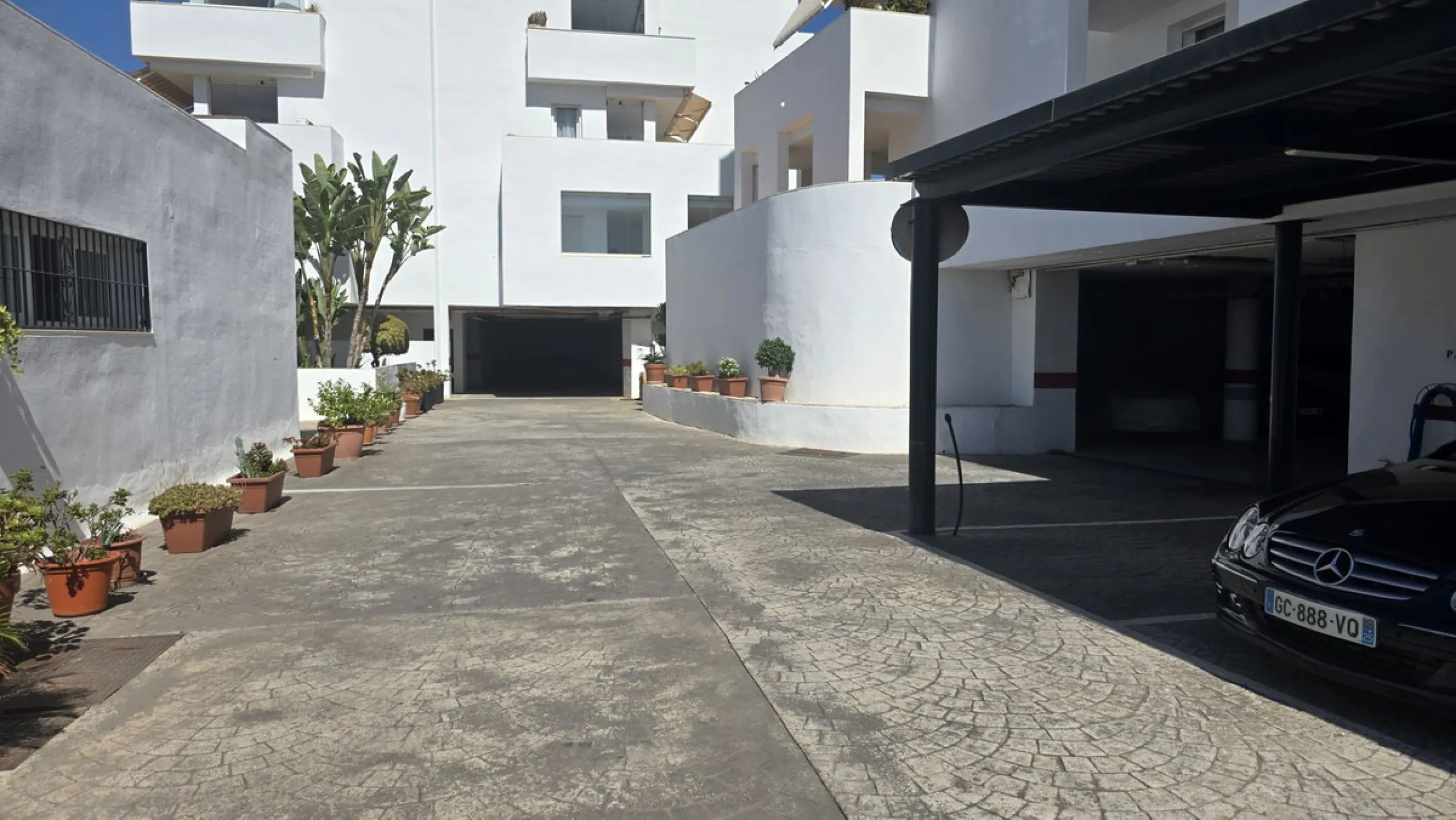 JUST REDUCED .LUXURY GROUND FLOOR GATED COMMUNITY. FRONT LINE GOLF. 2 BED 2 BATH APARTMENT MIRAFLORES. € 299,950 WITH EXISTING TOURIST LICENCE.