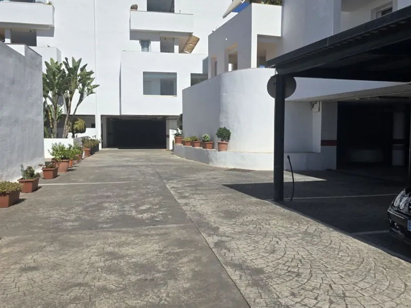 JUST REDUCED .LUXURY GROUND FLOOR GATED COMMUNITY. FRONT LINE GOLF. 2 BED 2 BATH APARTMENT MIRAFLORES. € 299,950 WITH EXISTING TOURIST LICENCE.