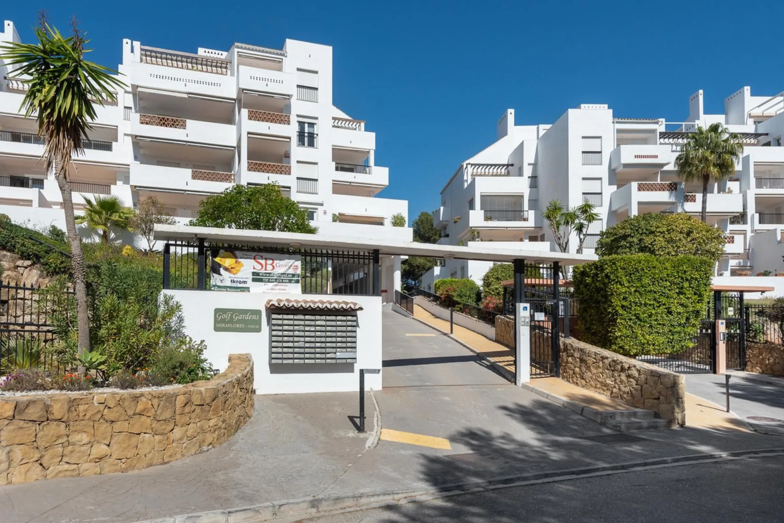 JUST REDUCED .LUXURY GROUND FLOOR GATED COMMUNITY. FRONT LINE GOLF. 2 BED 2 BATH APARTMENT MIRAFLORES. € 299,950 WITH EXISTING TOURIST LICENCE.