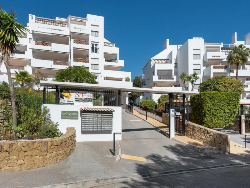 JUST REDUCED .LUXURY GROUND FLOOR GATED COMMUNITY. FRONT LINE GOLF. 2 BED 2 BATH APARTMENT MIRAFLORES. € 299,950 WITH EXISTING TOURIST LICENCE.