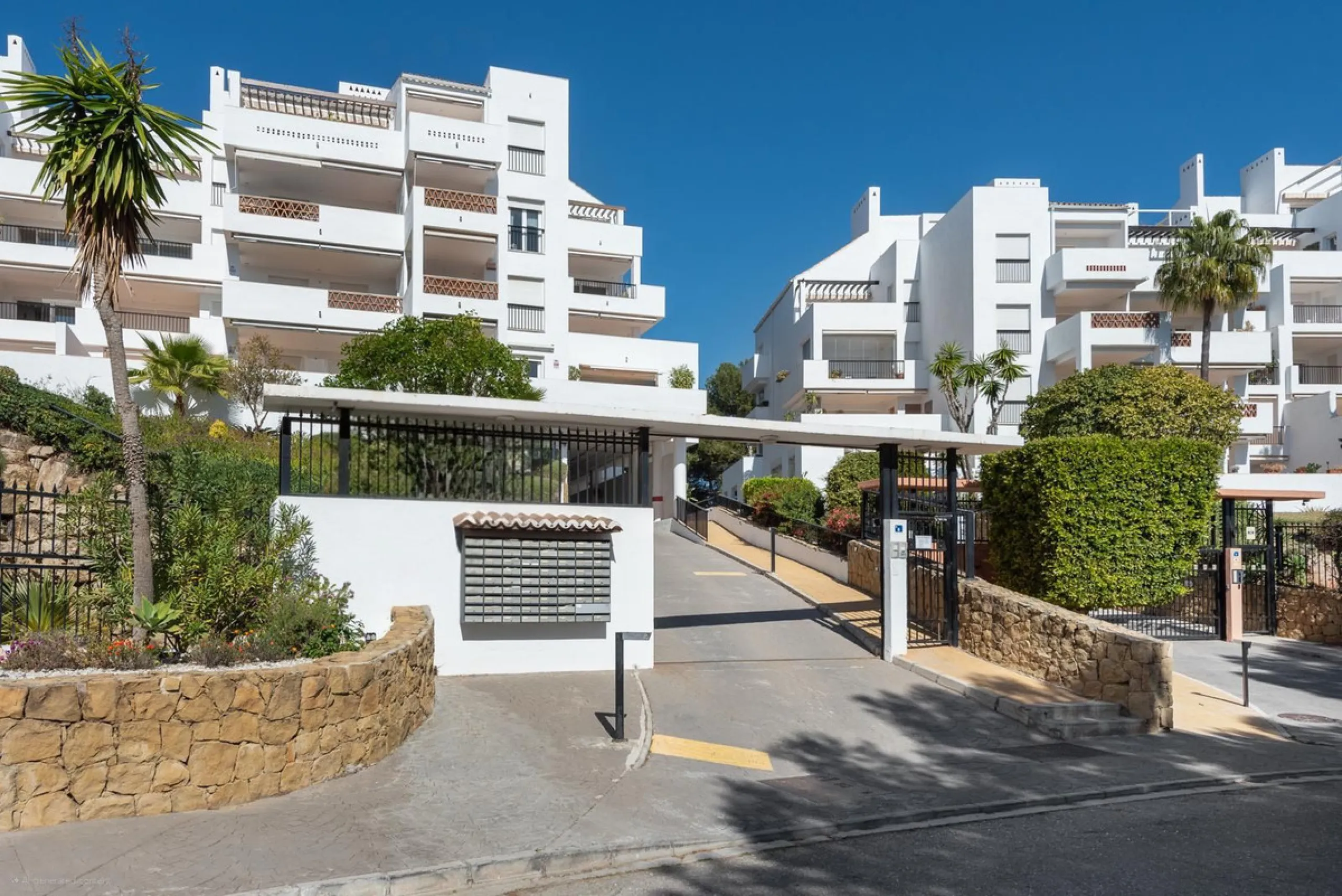 JUST REDUCED .LUXURY GROUND FLOOR GATED COMMUNITY. FRONT LINE GOLF. 2 BED 2 BATH APARTMENT MIRAFLORES. € 299,950 WITH EXISTING TOURIST LICENCE.