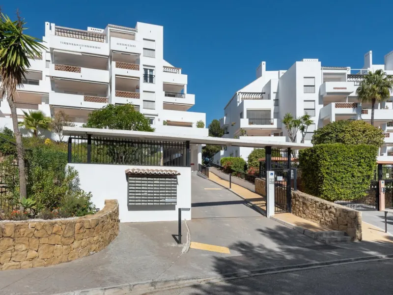 JUST REDUCED .LUXURY GROUND FLOOR GATED COMMUNITY. FRONT LINE GOLF. 2 BED 2 BATH APARTMENT MIRAFLORES. € 299,950 WITH EXISTING TOURIST LICENCE.