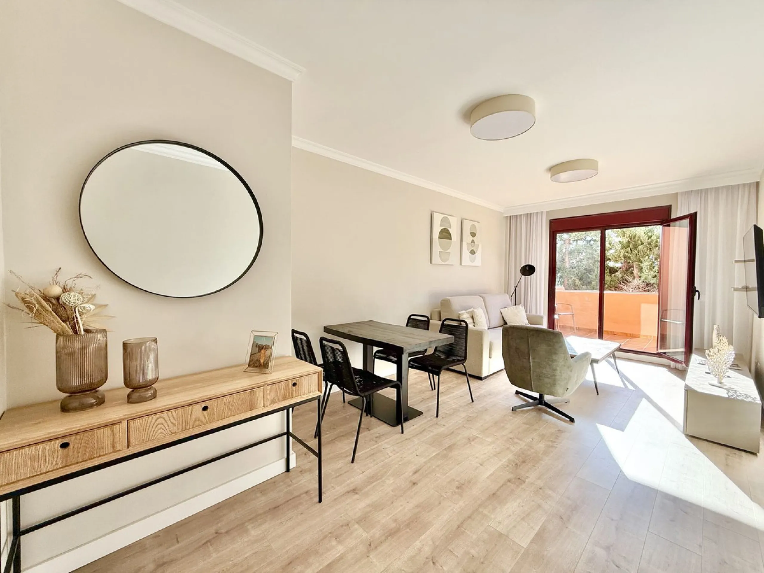 Contemporary first floor 2 bed 2 bath apartment on the edge of El Paraíso Golf course.