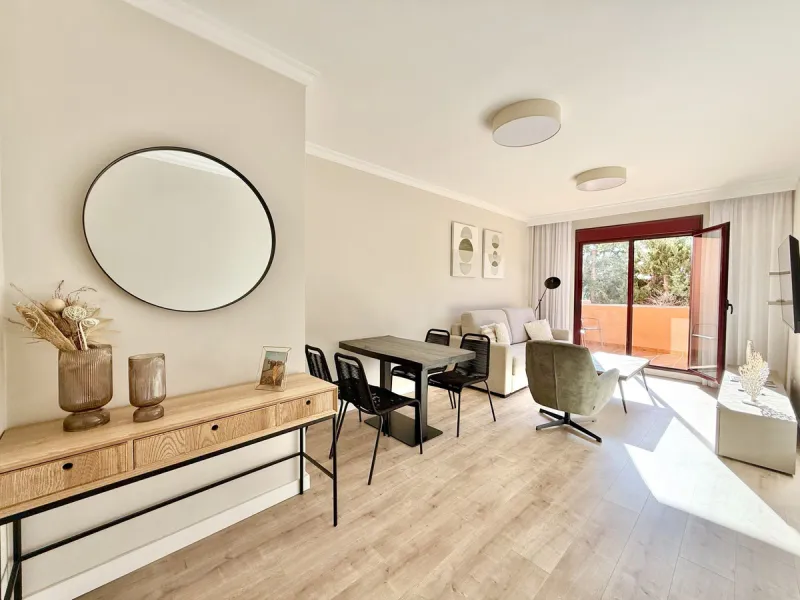 Contemporary first floor 2 bed 2 bath apartment on the edge of El Paraíso Golf course.