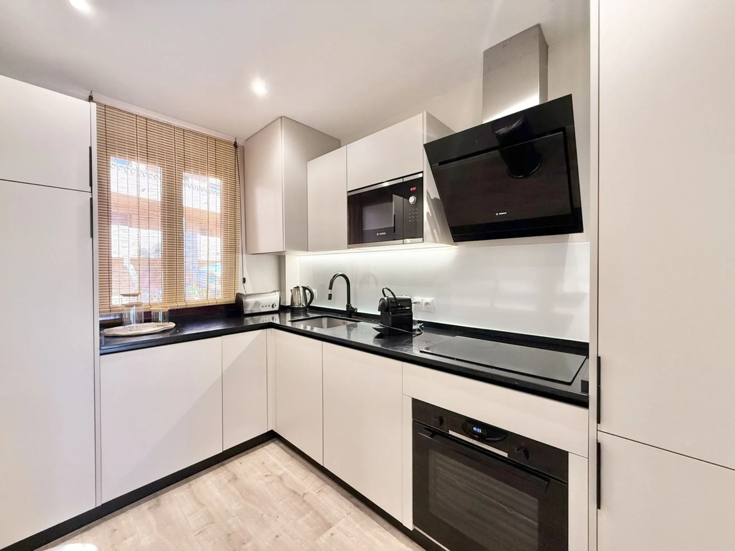 Contemporary first floor 2 bed 2 bath apartment on the edge of El Paraíso Golf course.