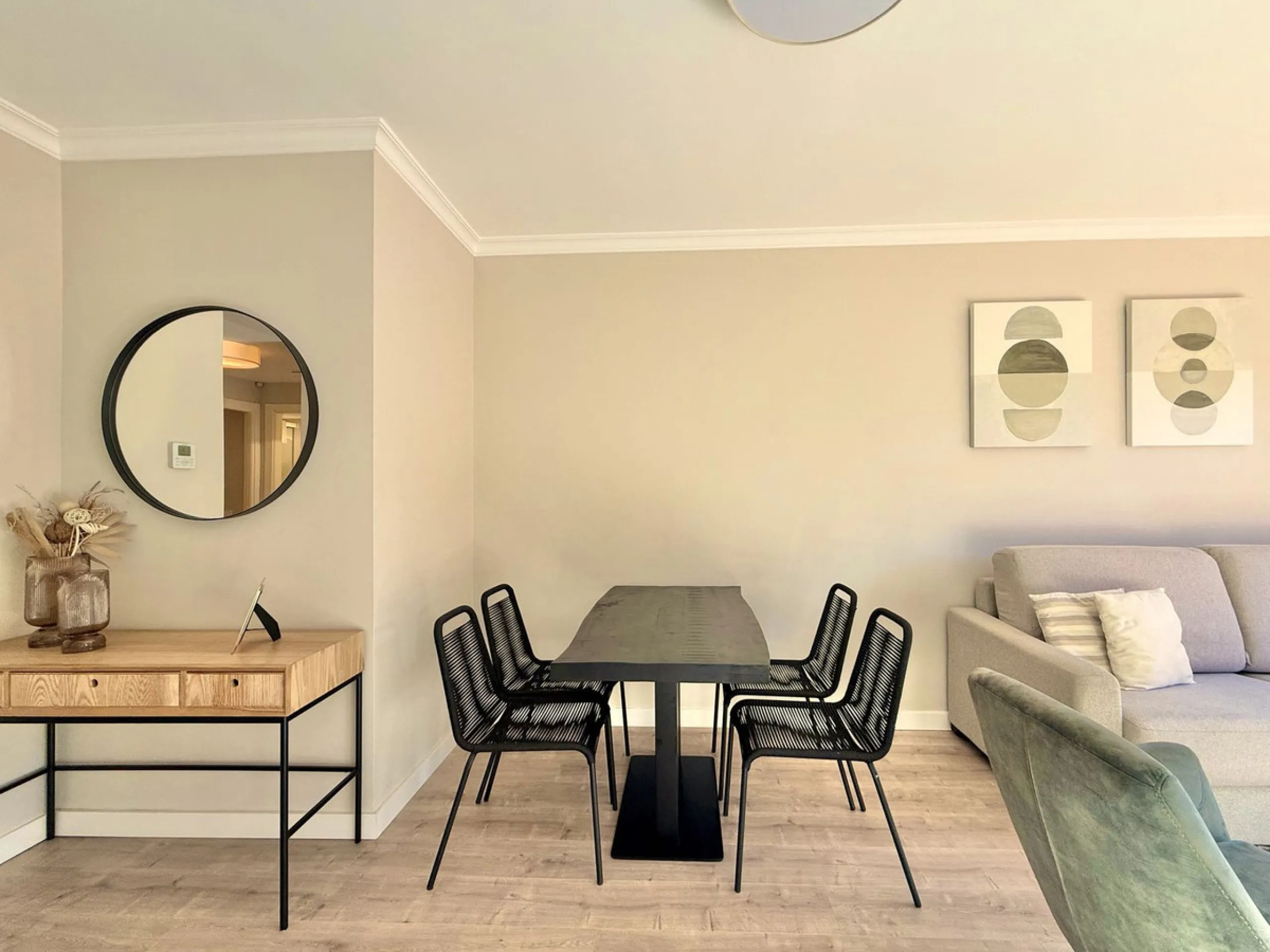 Contemporary first floor 2 bed 2 bath apartment on the edge of El Paraíso Golf course.