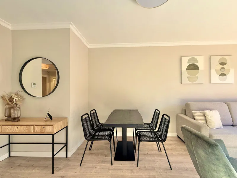 Contemporary first floor 2 bed 2 bath apartment on the edge of El Paraíso Golf course.
