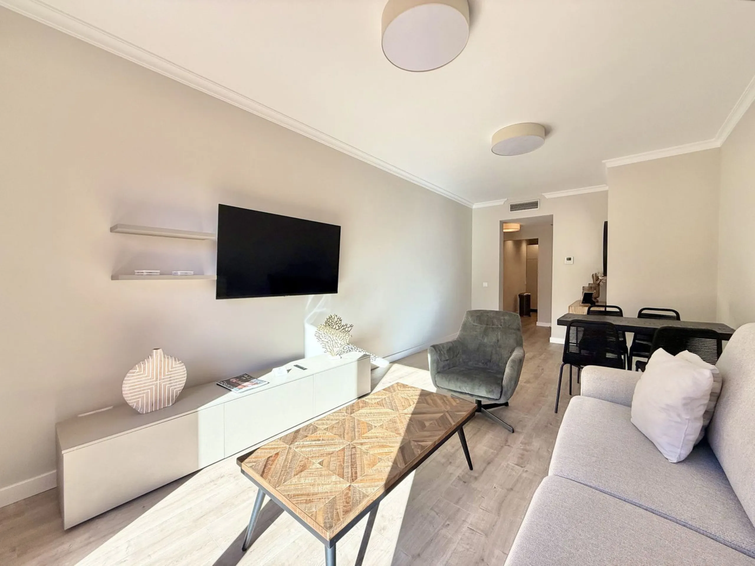 Contemporary first floor 2 bed 2 bath apartment on the edge of El Paraíso Golf course.