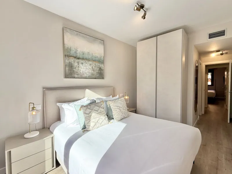 Contemporary first floor 2 bed 2 bath apartment on the edge of El Paraíso Golf course.