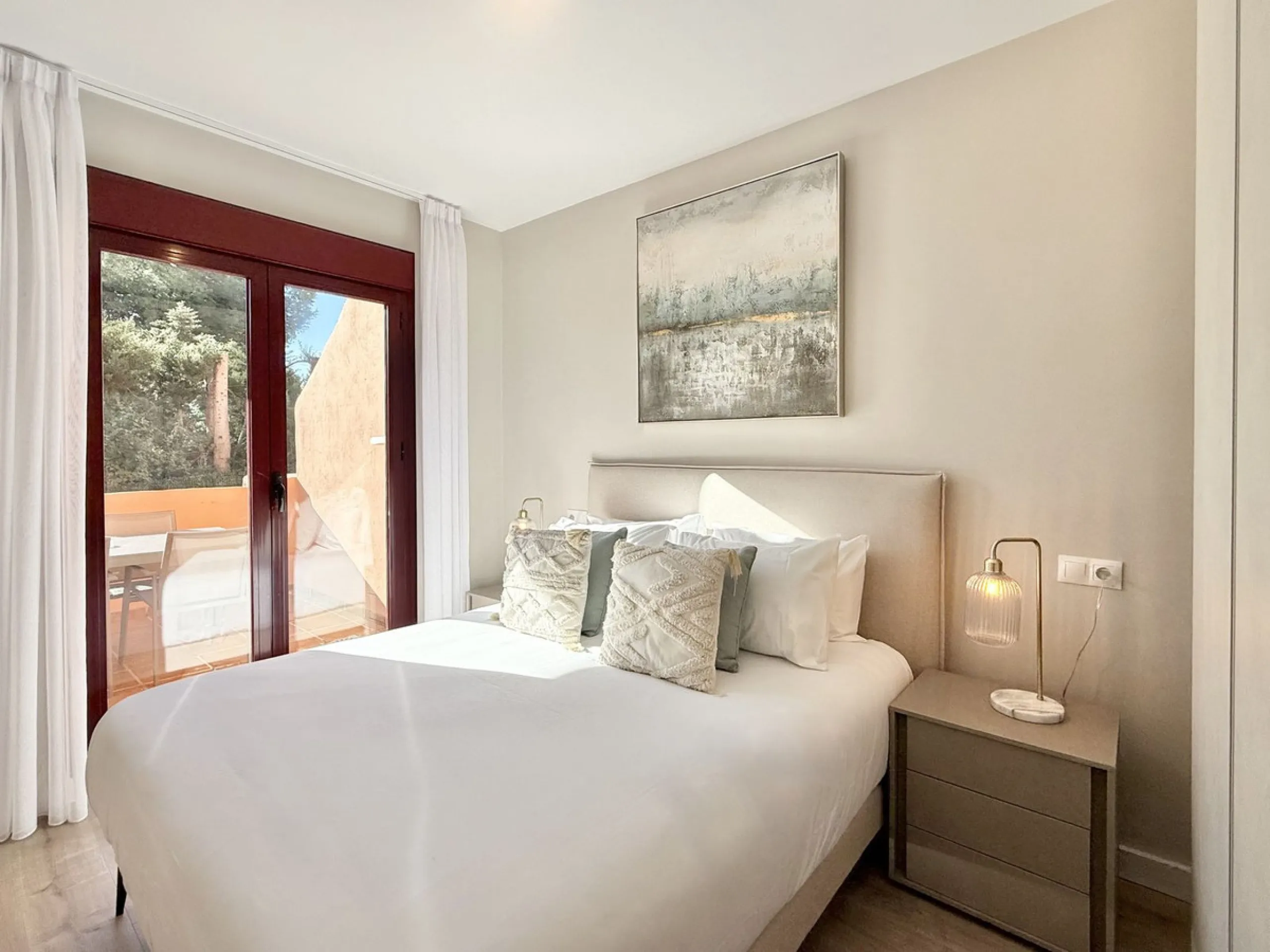 Contemporary first floor 2 bed 2 bath apartment on the edge of El Paraíso Golf course.