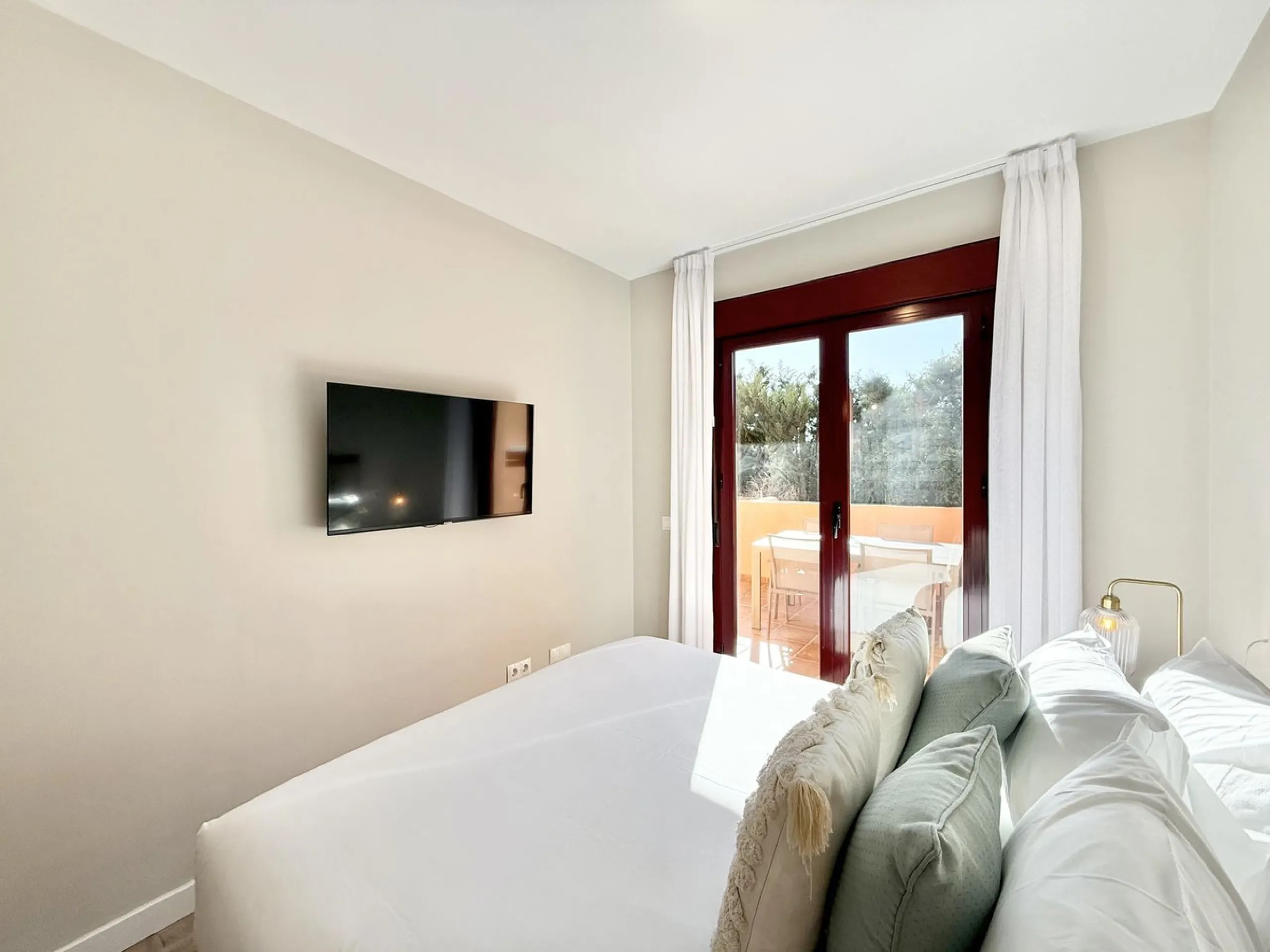 Contemporary first floor 2 bed 2 bath apartment on the edge of El Paraíso Golf course.