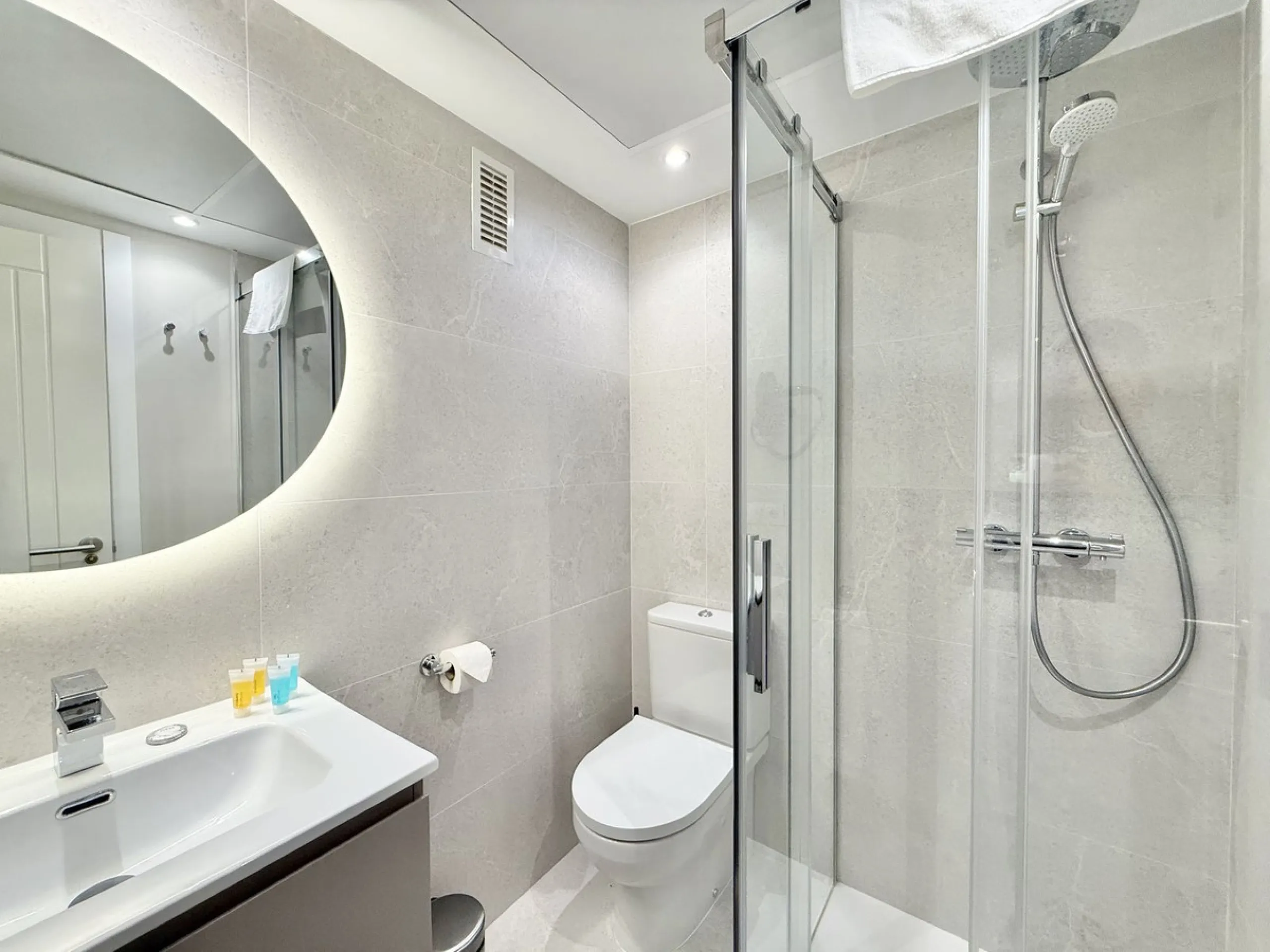 Contemporary first floor 2 bed 2 bath apartment on the edge of El Paraíso Golf course.