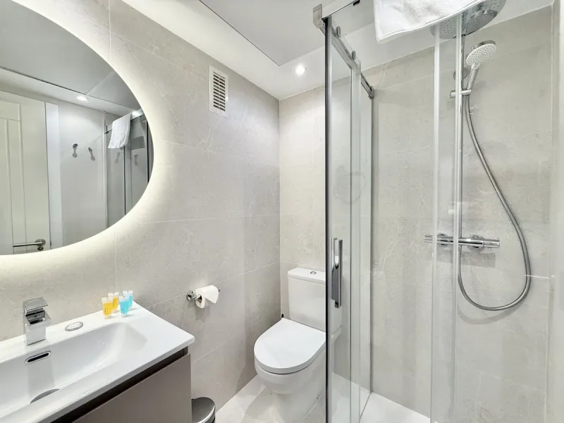 Contemporary first floor 2 bed 2 bath apartment on the edge of El Paraíso Golf course.