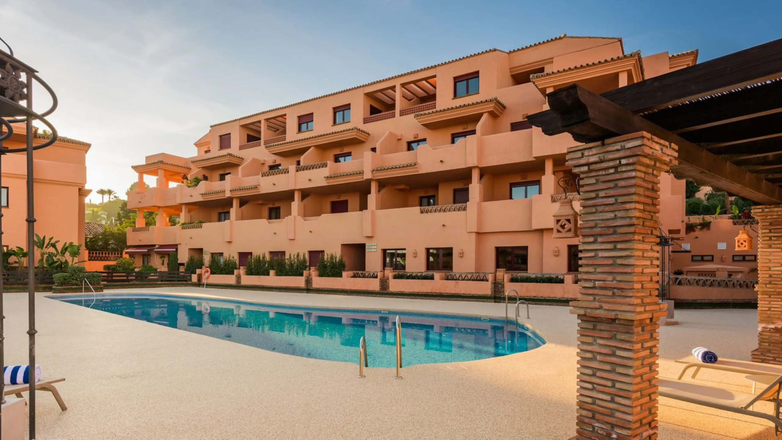 Contemporary first floor 2 bed 2 bath apartment on the edge of El Paraíso Golf course.