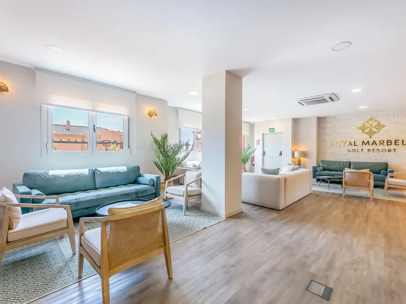 Contemporary first floor 2 bed 2 bath apartment on the edge of El Paraíso Golf course.