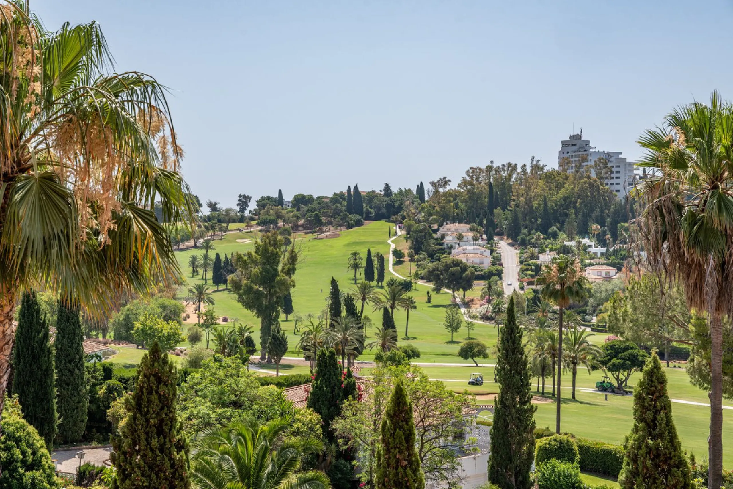 Contemporary first floor 2 bed 2 bath apartment on the edge of El Paraíso Golf course.