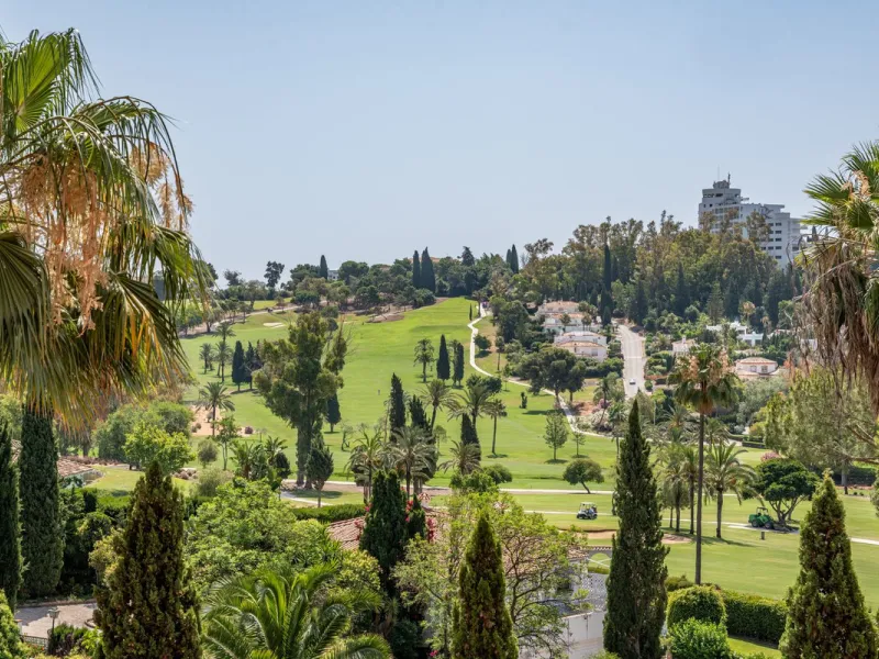 Contemporary first floor 2 bed 2 bath apartment on the edge of El Paraíso Golf course.