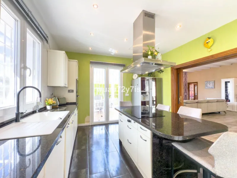 Exceptional 4-Bedroom Villa with Panoramic Sea & Mountain Views – Just Minutes from Puerto Banús