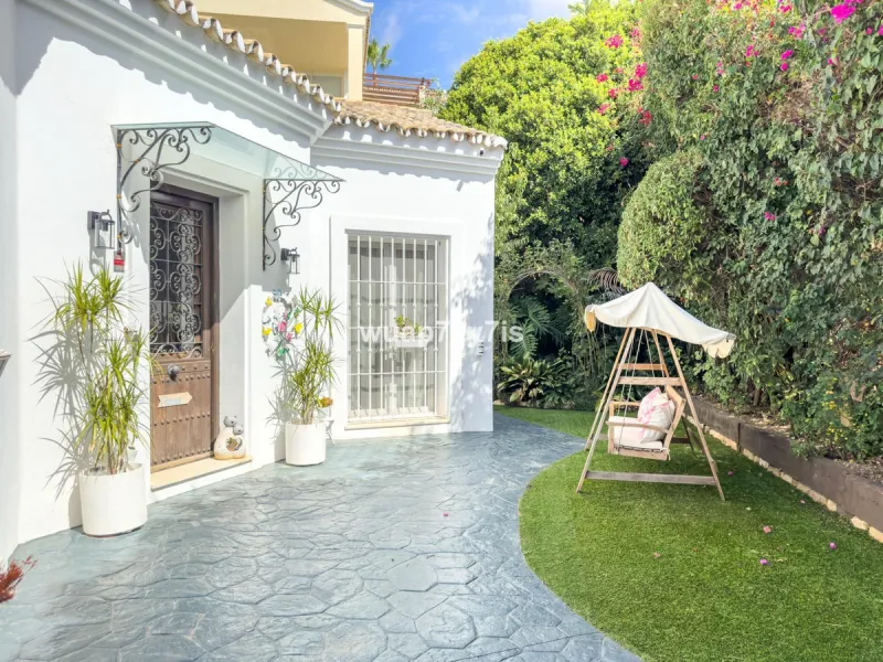 Exceptional 4-Bedroom Villa with Panoramic Sea & Mountain Views – Just Minutes from Puerto Banús