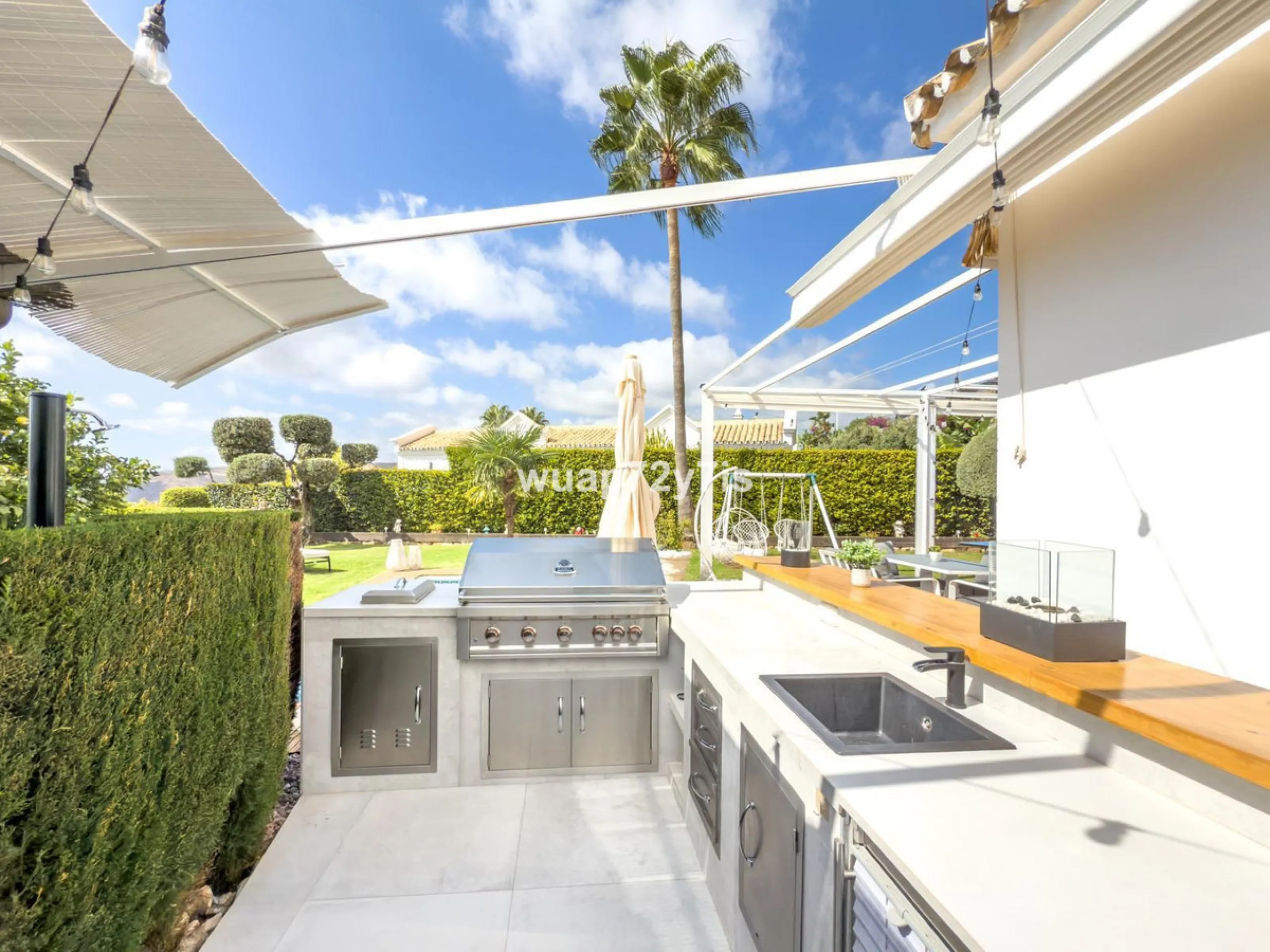 Exceptional 4-Bedroom Villa with Panoramic Sea & Mountain Views – Just Minutes from Puerto Banús