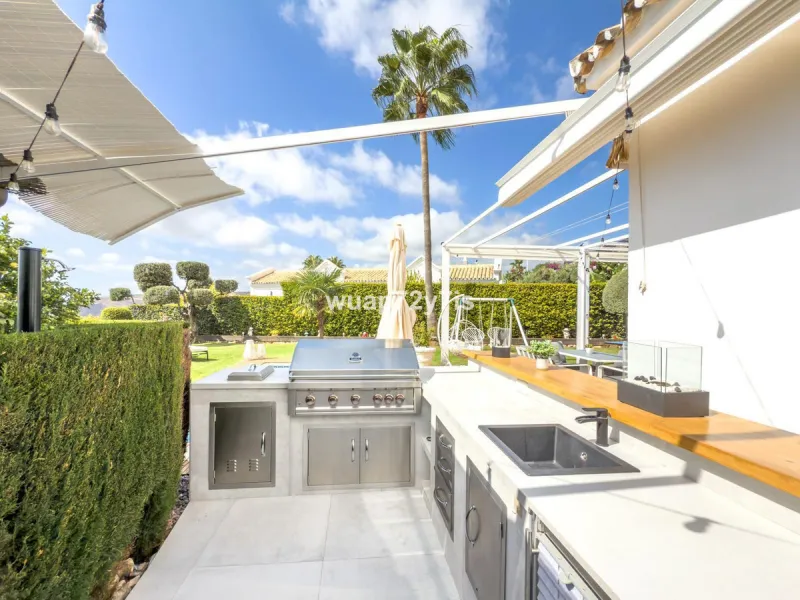 Exceptional 4-Bedroom Villa with Panoramic Sea & Mountain Views – Just Minutes from Puerto Banús