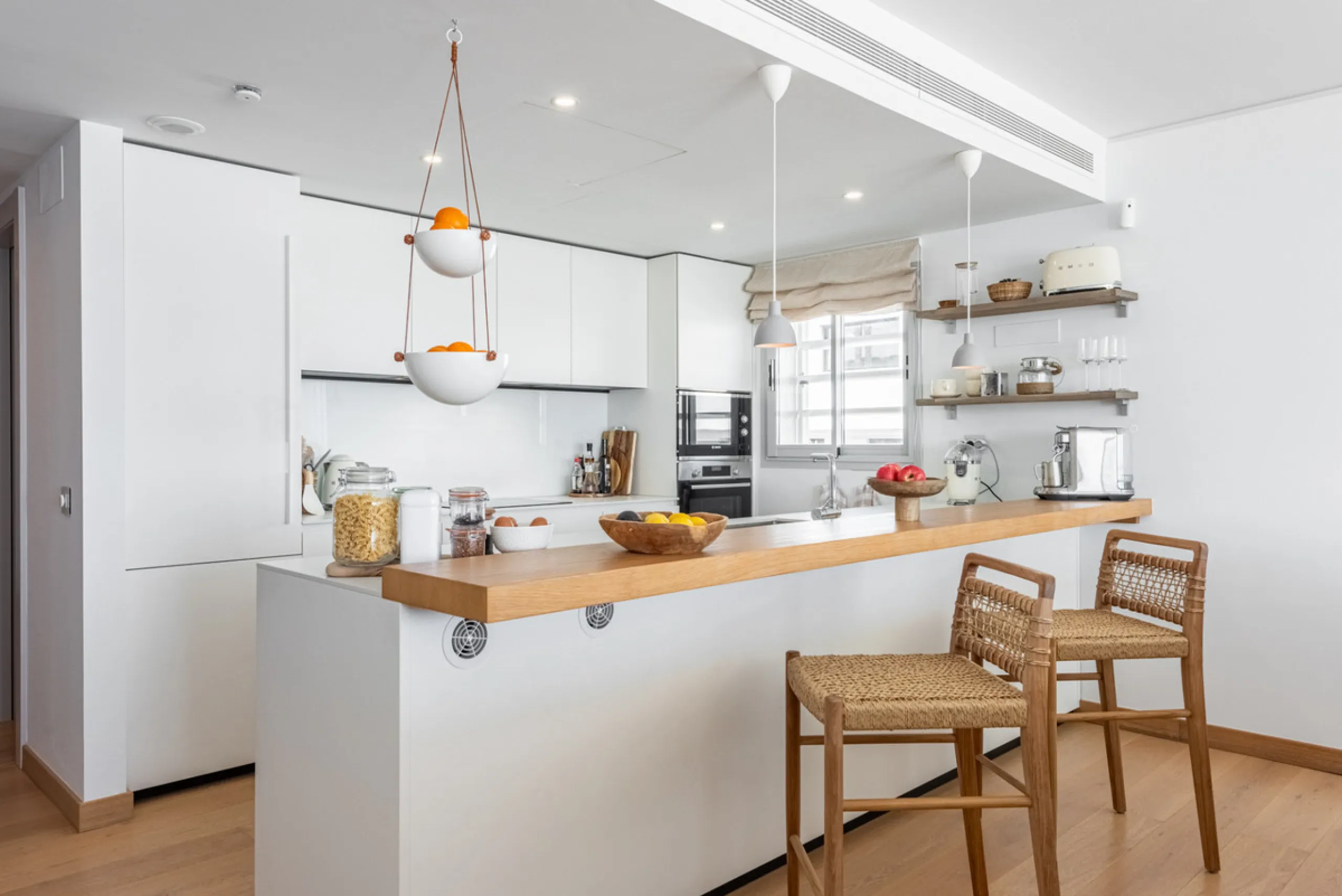 Welcome to this beautifully designed apartment, perfectly situated in a highly sought-after area.