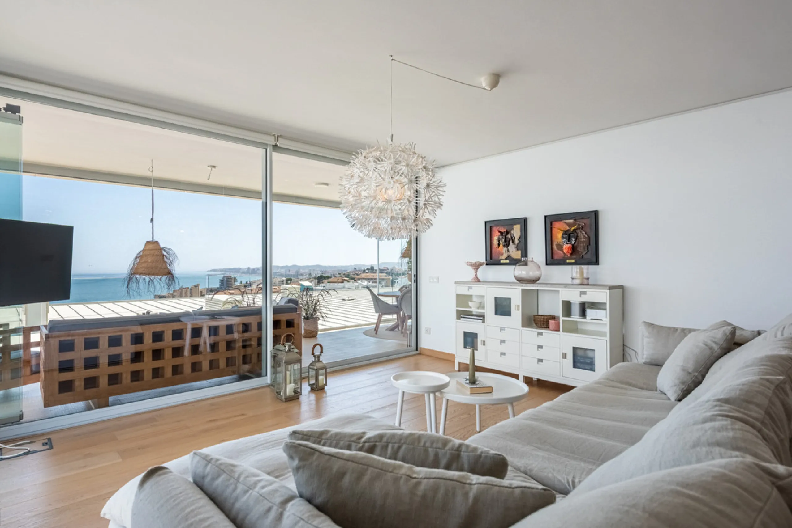Welcome to this beautifully designed apartment, perfectly situated in a highly sought-after area.