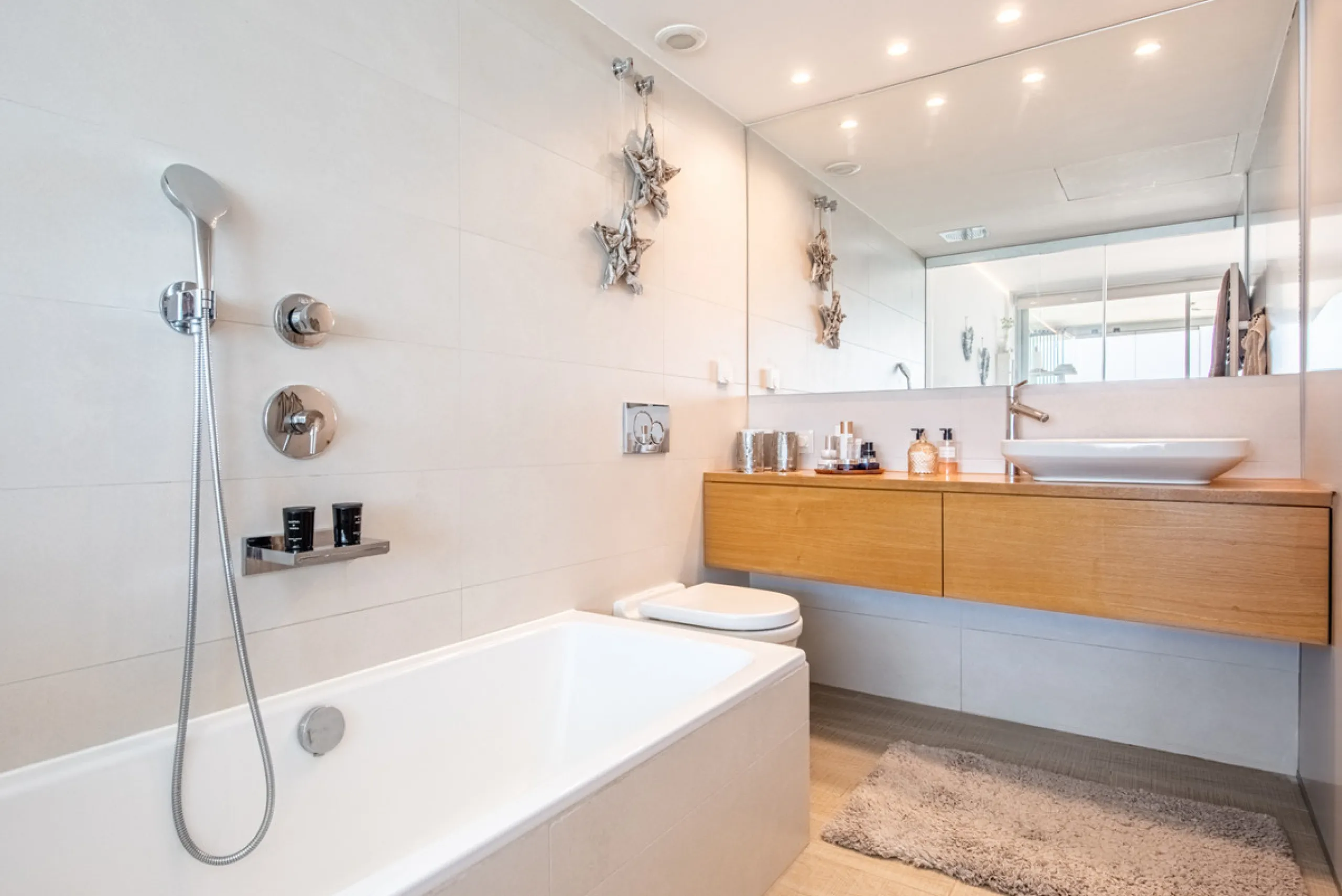 Welcome to this beautifully designed apartment, perfectly situated in a highly sought-after area.
