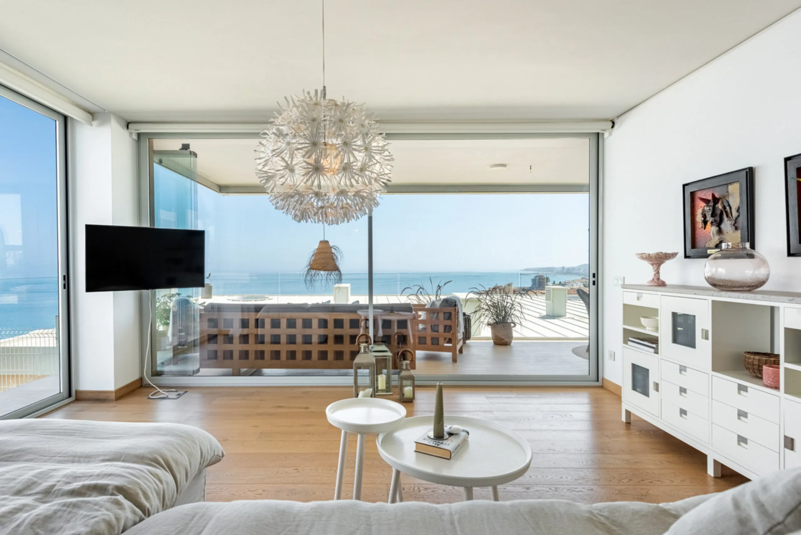 Welcome to this beautifully designed apartment, perfectly situated in a highly sought-after area.