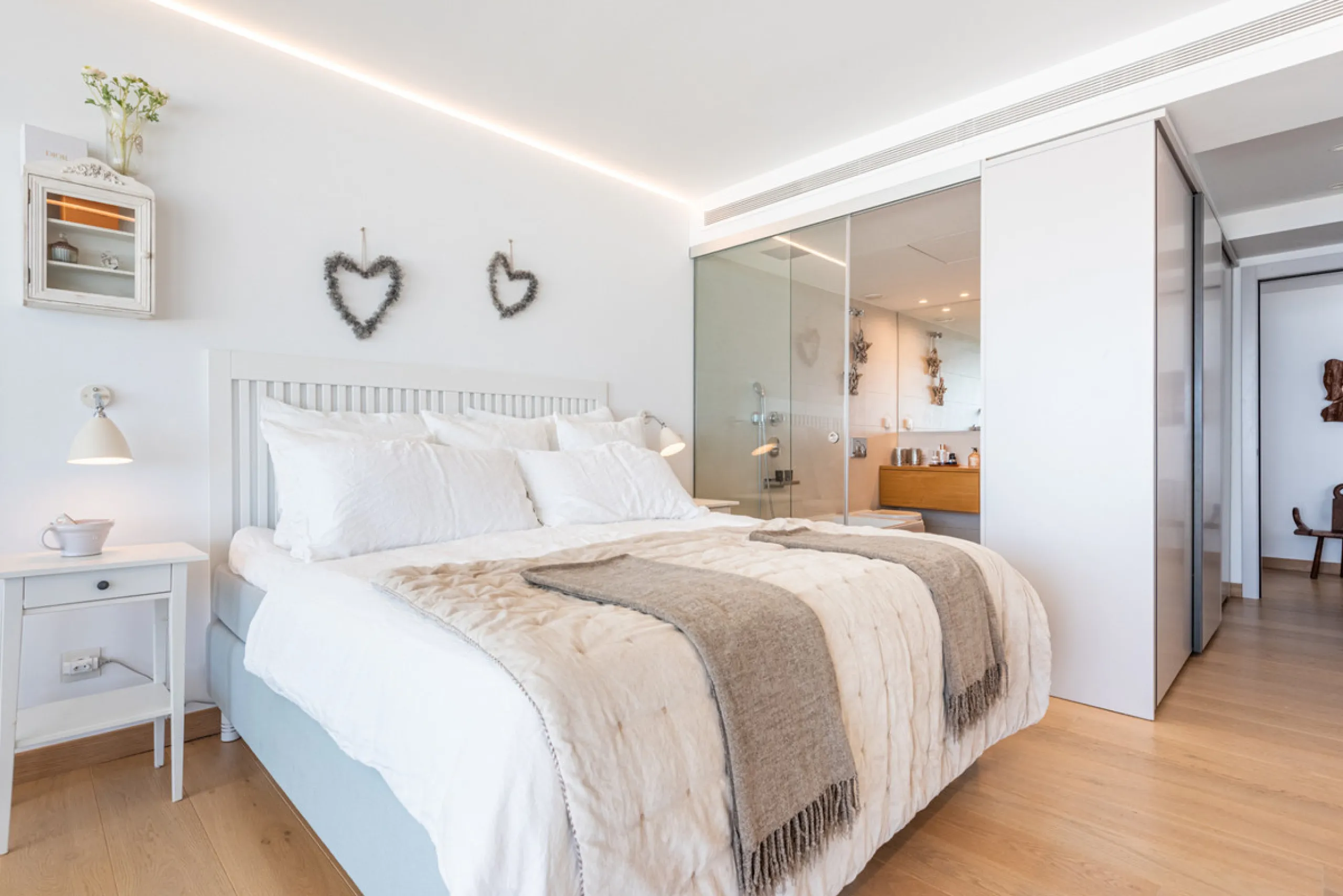 Welcome to this beautifully designed apartment, perfectly situated in a highly sought-after area.