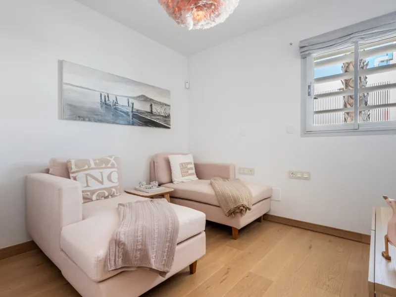 Welcome to this beautifully designed apartment, perfectly situated in a highly sought-after area.