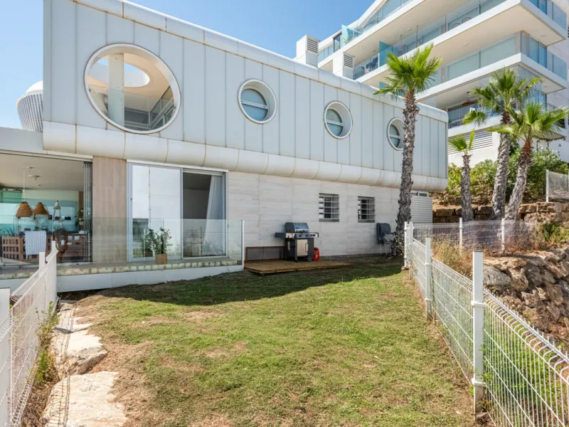 Welcome to this beautifully designed apartment, perfectly situated in a highly sought-after area.