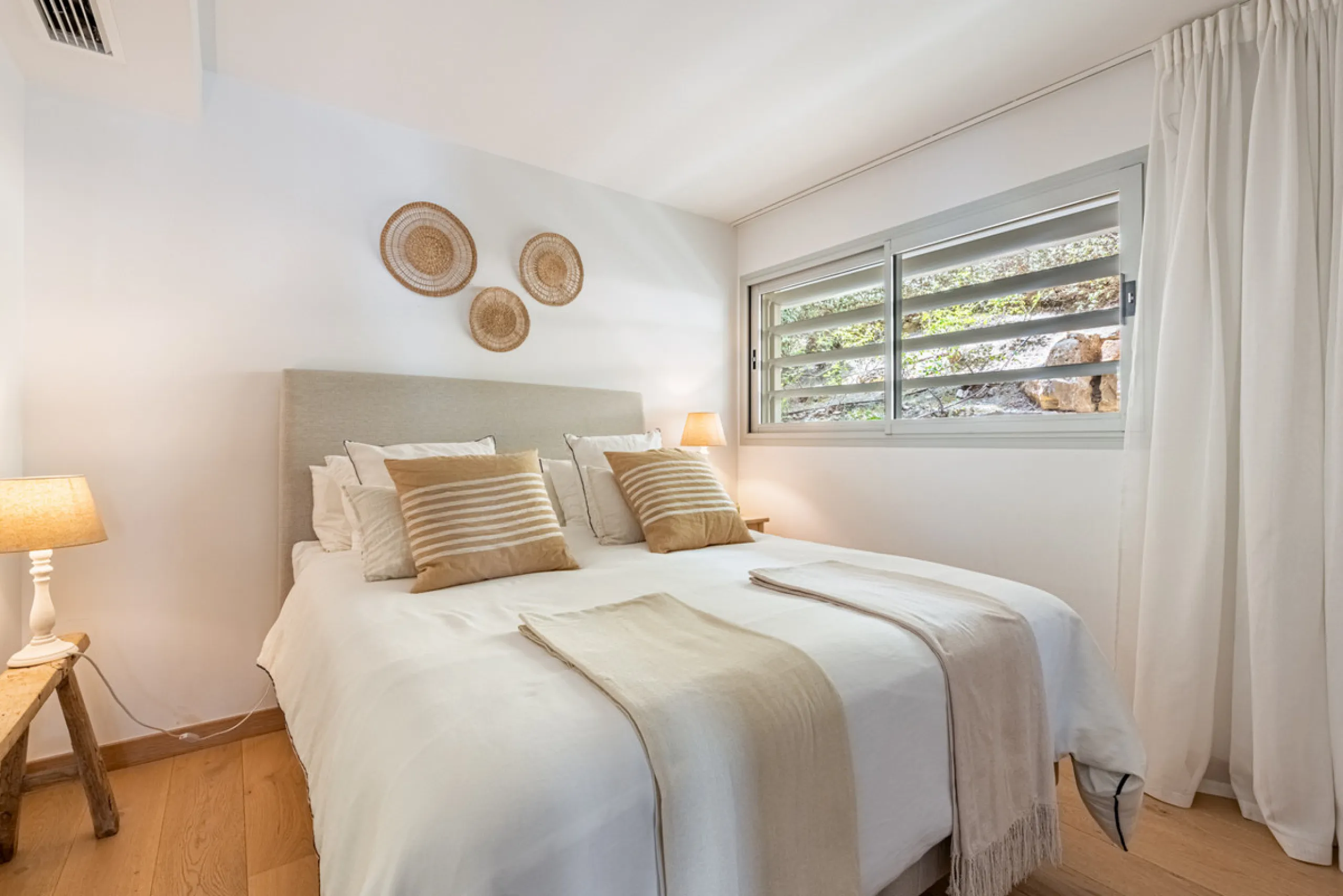 Welcome to this beautifully designed apartment, perfectly situated in a highly sought-after area.