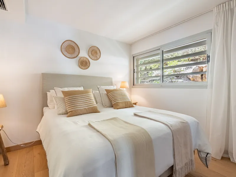 Welcome to this beautifully designed apartment, perfectly situated in a highly sought-after area.
