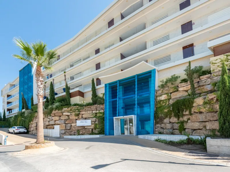 Welcome to this beautifully designed apartment, perfectly situated in a highly sought-after area.