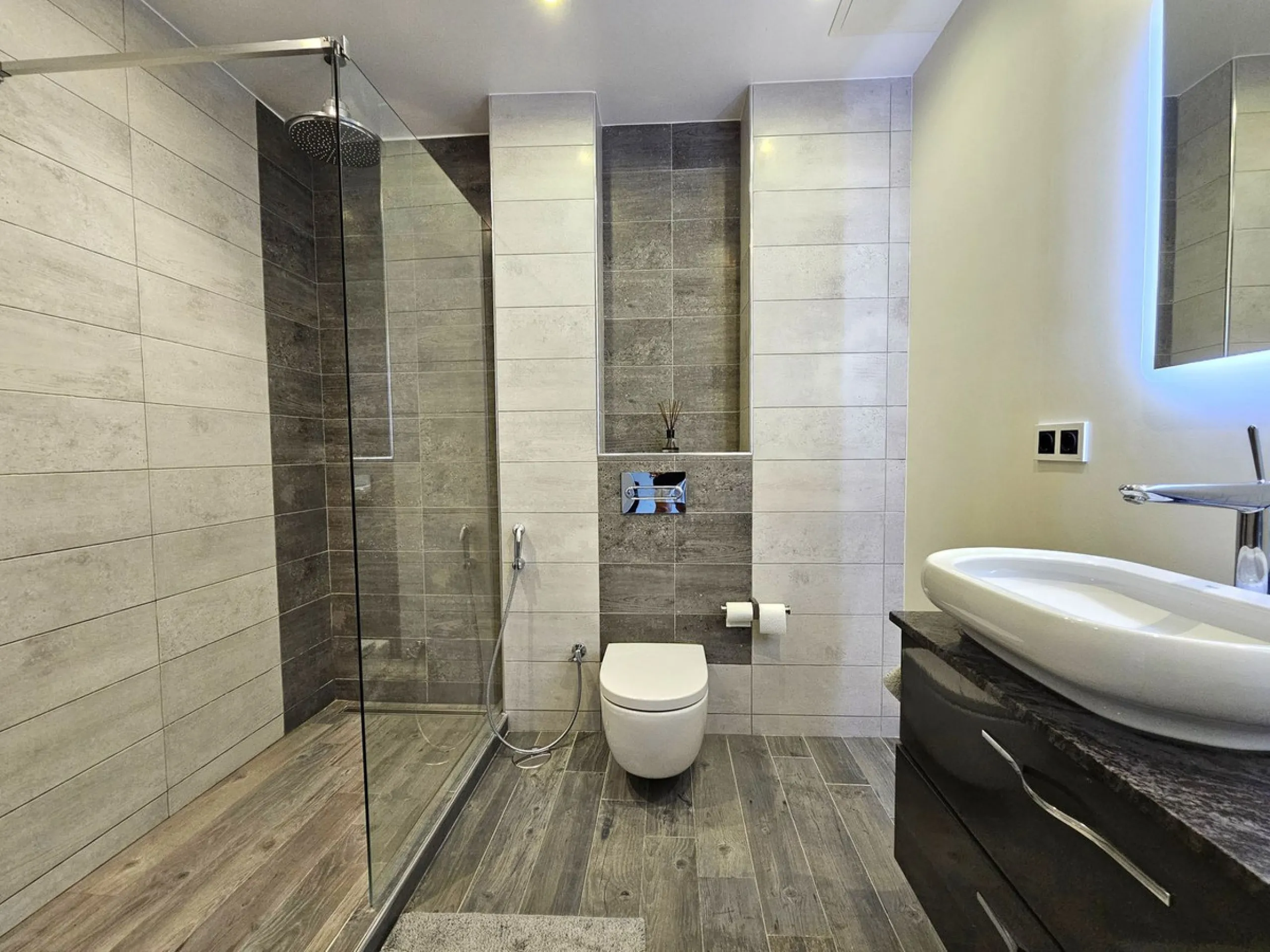 Luxury 3-Bed Apartment with Spacious Terrace in a Prime Beachside Location in Puerto Banús