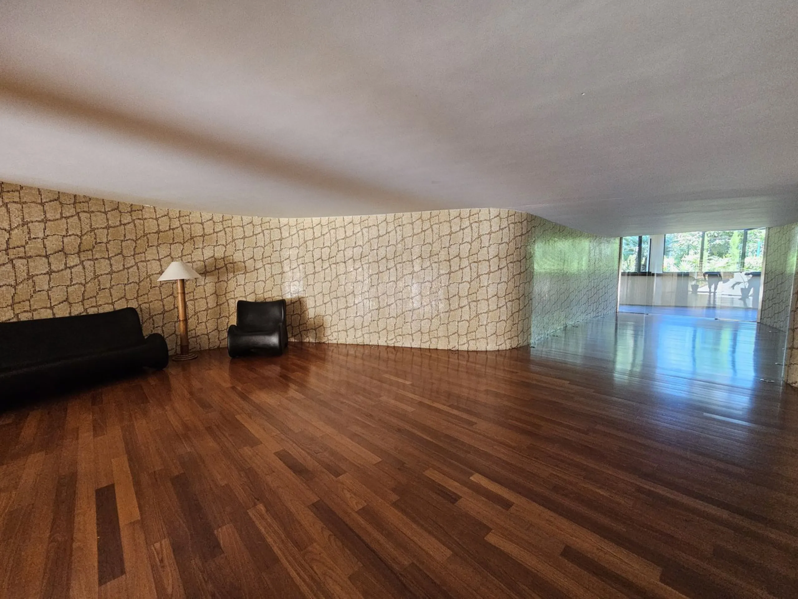 Luxury 3-Bed Apartment with Spacious Terrace in a Prime Beachside Location in Puerto Banús